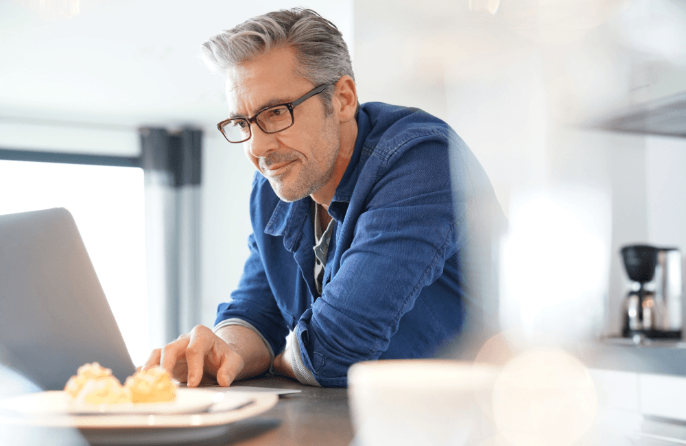 man-on-computer-ranking-on-google